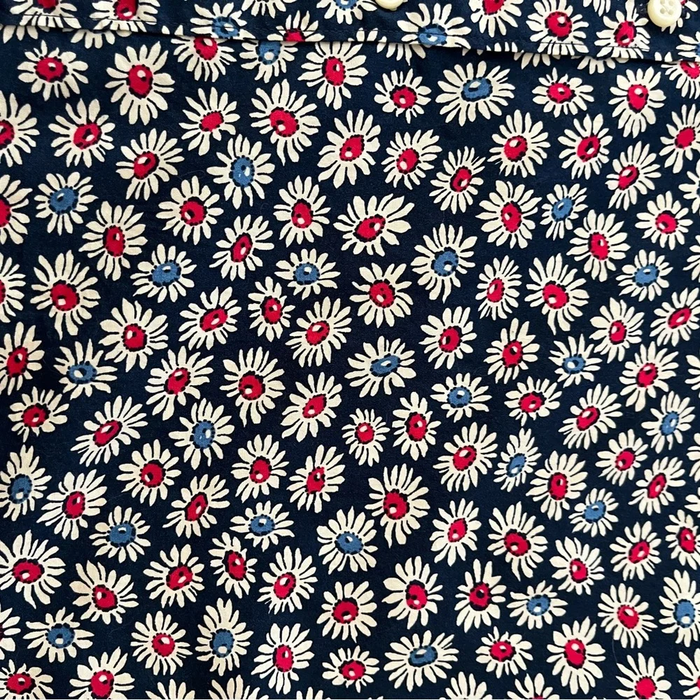 Men’s J.Crew blue floral from secret wash collection 100’s  2 ply yarns. Large
